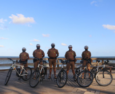 Patrulhamento com bicicletas aproxima policiais da população durante a temporada