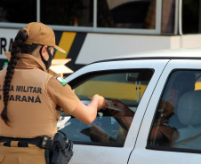 PM faz blitz educativa em Pontal do Paraná e reforça orientações para prevenção do coronavírus e dengue
