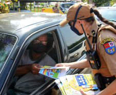 PM faz blitz educativa em Pontal do Paraná e reforça orientações para prevenção do coronavírus e dengue