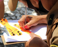 Durante blitz educativa, PM leva conscientização à população com abordagens lúdicas em Matinhos (PR)