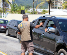 Durante blitz educativa, PM leva conscientização à população com abordagens lúdicas em Matinhos (PR)