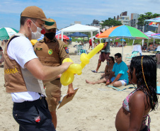 Durante blitz educativa, PM leva conscientização à população com abordagens lúdicas em Matinhos (PR)