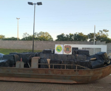 Ação do BPFron, do BOPE e da PF resultou na apreensão de um caminhão e um barco, carregados com cigarros contrabandeados