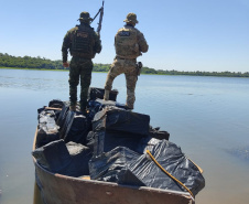 Ação do BPFron, do BOPE e da PF resultou na apreensão de um caminhão e um barco, carregados com cigarros contrabandeados