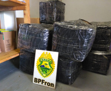 BPFron recupera carro roubado carregado com 262 quilos de insumo para suplementos contrabandeados em Cascavel (PR)