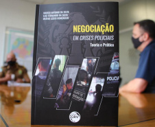 Oficiais da PM lançam livro com técnicas para Negociação em Crises