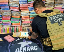 Policiais militares visitam e doam fardinha para pequeno fã da PM em Colombo, na RMC