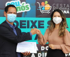 Entrega de cestas básicas e kits de higienização à campanha Cesta Solidária 2021