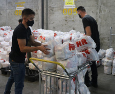 Entrega de cestas básicas e kits de higienização à campanha Cesta Solidária 2021