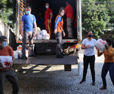 Entrega de cestas básicas e kits de higienização à campanha Cesta Solidária 2021