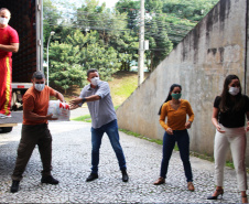 Entrega de cestas básicas e kits de higienização à campanha Cesta Solidária 2021