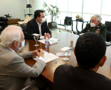 Governador apresenta ao presidente do Superior Tribunal Militar projeto da ESA em Ponta Grossa