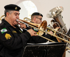 Apresentação da Banda de Música da PM em asilo muda rotina de idosos na Capital