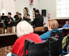 Apresentação da Banda de Música da PM em asilo muda rotina de idosos na Capital