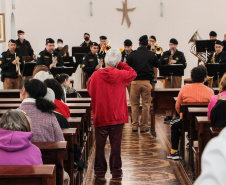 Apresentação da Banda de Música da PM em asilo muda rotina de idosos na Capital