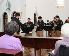 Apresentação da Banda de Música da PM em asilo muda rotina de idosos na Capital
