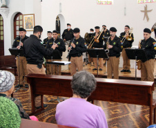 Apresentação da Banda de Música da PM em asilo muda rotina de idosos na Capital