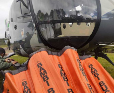 Exercícios foram feitos nos Mananciais da Serra, em Piraquara, na RMC, e envolveu pilotos, copilotos e demais tripulantes das aeronaves Falcão 04 e Falcão 09. Ação faz parte do Programa de Prevenção de Incêndios na Natureza e busca aumentar a eficiência das manobras de combate às chamas. 
