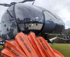 Exercícios foram feitos nos Mananciais da Serra, em Piraquara, na RMC, e envolveu pilotos, copilotos e demais tripulantes das aeronaves Falcão 04 e Falcão 09. Ação faz parte do Programa de Prevenção de Incêndios na Natureza e busca aumentar a eficiência das manobras de combate às chamas. 