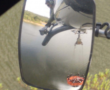 Exercícios foram feitos nos Mananciais da Serra, em Piraquara, na RMC, e envolveu pilotos, copilotos e demais tripulantes das aeronaves Falcão 04 e Falcão 09. Ação faz parte do Programa de Prevenção de Incêndios na Natureza e busca aumentar a eficiência das manobras de combate às chamas. 