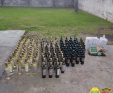 Em ocorrências separadas, policiais rodoviários apreendem grande quantidade de vinho e cigarro contrabandeado, no interior do Paraná