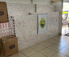 Batalhão rodoviário apreende 44 mil maços de cigarros contrabandeados e recupera carro roubado, em Cianorte (PR)