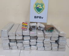 Polícia Rodoviária apreende 132 quilos de maconha em carro e ônibus de viagem, no Norte do estado
