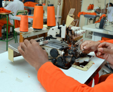 Presos de seis penitenciárias concluem curso de costura industrial