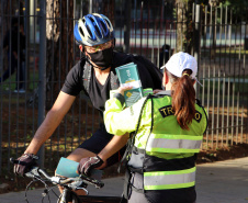 Ciclistas de Curitiba são abordados em blitz educativa da campanha Maio Amarelo