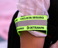 Ciclistas de Curitiba são abordados em blitz educativa da campanha Maio Amarelo