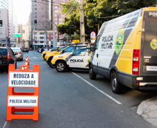 Ciclistas de Curitiba são abordados em blitz educativa da campanha Maio Amarelo