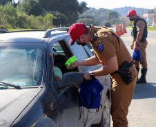 Nova blitz educativa do Maio Amarelo orienta motoristas em Almirante Tamandaré