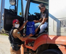 Nova blitz educativa do Maio Amarelo orienta motoristas em Almirante Tamandaré