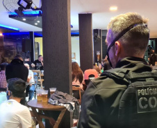 Polícia Civil dispersa aglomeração em bar na capital e prende nove pessoas