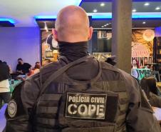 Polícia Civil dispersa aglomeração em bar na capital e prende nove pessoas