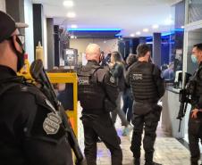 Polícia Civil dispersa aglomeração em bar na capital e prende nove pessoas