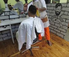 Presos da penitenciária de Cascavel participam de minicurso com barbeiro profissional 
