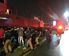 Polícia encontra mais de 800 pessoas em aglomerações e fecha pontos comerciais em Curitiba