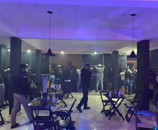 Polícia encontra mais de 800 pessoas em aglomerações e fecha pontos comerciais em Curitiba