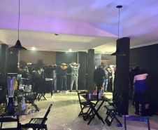 Polícia encontra mais de 800 pessoas em aglomerações e fecha pontos comerciais em Curitiba