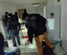 Casal com drogas e arma é preso pela Polícia Civil por tentativa de homicídio em São José dos Pinhais