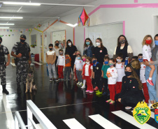 Equipe do Canil do 4º Batalhão visita alunos de escola em Maringá e apresenta o Cão de faro Arya
