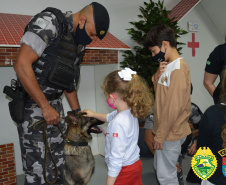 Equipe do Canil do 4º Batalhão visita alunos de escola em Maringá e apresenta o Cão de faro Arya
