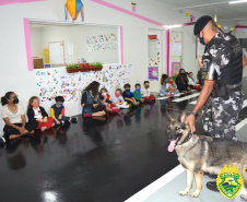 Equipe do Canil do 4º Batalhão visita alunos de escola em Maringá e apresenta o Cão de faro Arya