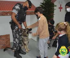 Equipe do Canil do 4º Batalhão visita alunos de escola em Maringá e apresenta o Cão de faro Arya