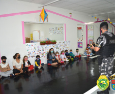 Equipe do Canil do 4º Batalhão visita alunos de escola em Maringá e apresenta o Cão de faro Arya