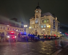 Fiscalização fecha estabelecimentos e apreende contrabando e drogas em Curitiba