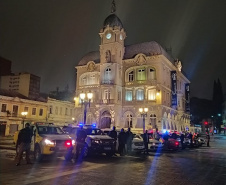 Fiscalização fecha estabelecimentos e apreende contrabando e drogas em Curitiba