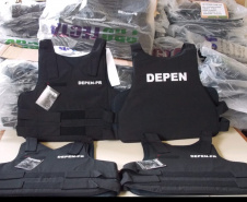 Depen-PR entrega coletes balísticos para agentes penitenciários em todo o Estado