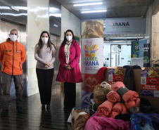 Sesp faz primeira entrega de roupas e cobertores à campanha Aquece Paraná do Governo Estadual